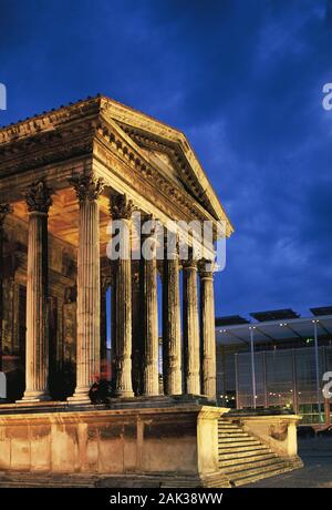 View of the ancient Roman temple Maison Carree in Nimes, France. The temple is used for exhibitions of contemporary art. (undated picture) | usage wor Stock Photo