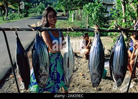 A local woman offers freshly caught tuna in the Cook's Bay on the island of Moorea in French Polynesia. Hotels, restaurants and museums have sttled do Stock Photo