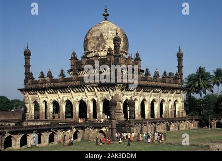 View of the Gol Gumbaz in Bijapur in the federal state of Karnataka in Southern India. The mausoleum for the sultan Mohammed Adil Shah is one of the b Stock Photo