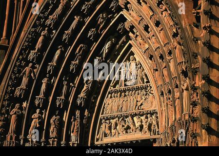 Figures at the initial portal of the minster in Stasbourg, France. (undated picture) | usage worldwide Stock Photo