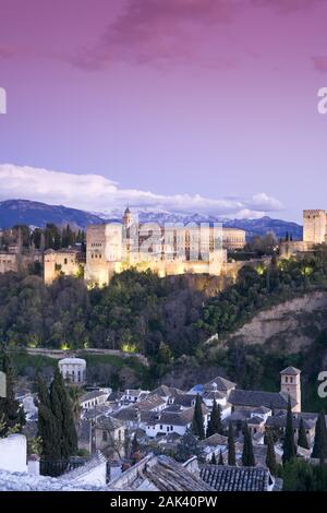 Blick vom Viewpoint San Nicolas in Granada auf Alhambra und die schneebeckten Berge der Sierra Nevada, Andalusien, Spanien | usage worldwide