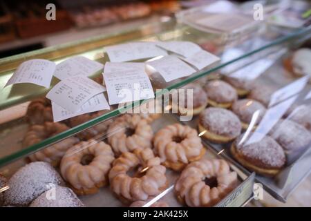 07 January 2020, Saxony, Leipzig: Remaining receipts lie on the counter of a pastry shop. Just a few days after the controversial obligation to pay receipts came into force, the regulation has met with criticism, especially from bakeries. Customers would not take the vouchers with them and the bakeries would have to throw away the freshly printed voucher right away, according to representatives of the bakers' guild. Since 1 January, merchants have had to hand over a receipt to their customers. The law on cash registers passed in 2016 is intended to combat tax fraud, for example through manipul Stock Photo