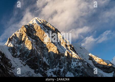 Dramatic view of the Mt Pumori peak from the Kala Patthar viewpoint in the Himalaya in Nepal Stock Photo