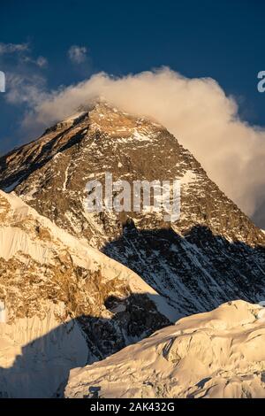 Dramatic view of the Mt Everest summit from the Kala Patthar viewpoint in the Sagamartha NP in Himalaya in Nepal. Stock Photo