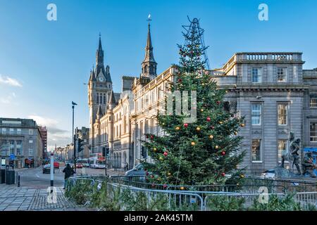 ABERDEEN CITY SCOTLAND A CHRISTMAS TREE IN CASTLE GATE AT THE TOP END OF UNION STREET Stock Photo