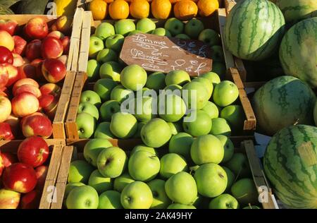 France: Provence - Fruit Stand with Apples on Carpentras Market | usage worldwide Stock Photo