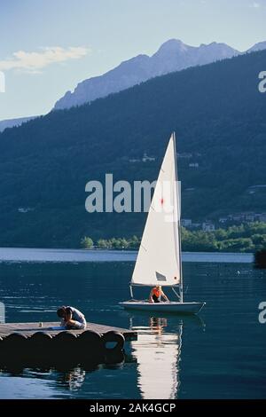 A sailing boat driving on the Lago di Caldonazzo, a lake in the Valsugana valley in the Northern Italian region of the Trentino. (Undated picture) | u Stock Photo