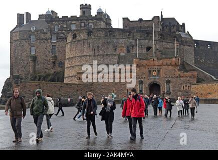 Edinburgh, Scotland, UK. 7th January 2020. Edinburgh Castle closed for the day at 11.30am due to a Yellow Warning for extremely high winds. Wind SSW 50km/h potential gusts of 87 km/h. Pictured: staff leaving after being told to go home for the day. Stock Photo