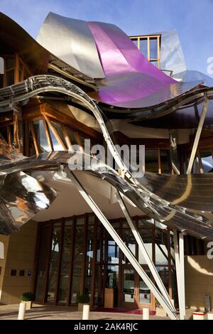 Elciego: 'Hotel Marques de Riscal', direkt neben der Weinkellerei, gebaut von Architekt Frank Gehry, der auch das Guggenheim Museo in Bilbao entwarf, Stock Photo