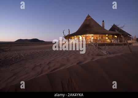 Sossusvlei: 'Little Kulala'-Lodge am Rande der Namib-Wueste, Namibia | usage worldwide Stock Photo