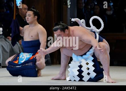 Tokyo, Japan. 07th Jan, 2020. Mongolian grand sumo champion Yokozuna Hakuho performs Shiranui-style entering ceremony for the new year's dedication at the Meiji Shrine in Tokyo, Japan on Tuesday, January 7, 2020. Their performed at the Gaihaiden owing to the rain. Meiji Shrine has two worship Hall for performing rituals and worship that are outer shrine is called Gaihaiden, inner shrine is called Naihaiden. Photo by Keizo Mori/UPI Credit: UPI/Alamy Live News Stock Photo
