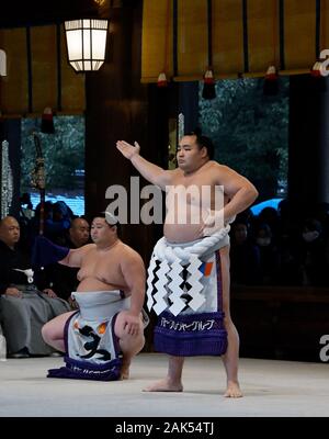 Tokyo, Japan. 07th Jan, 2020. Mongolian grand sumo champion Yokozuna Kakuryu performs Unryu-style entering ceremony for the new year's dedication at Meiji Shrine in Tokyo, Japan on Tuesday, January 7, 2020. Their performed at the Gaihaiden owing to the rain. Meiji Shrine has two worship Hall for performing rituals and worship that are outer shrine is called Gaihaiden, inner shrine is called Naihaiden. Photo by Keizo Mori/UPI Credit: UPI/Alamy Live News Stock Photo