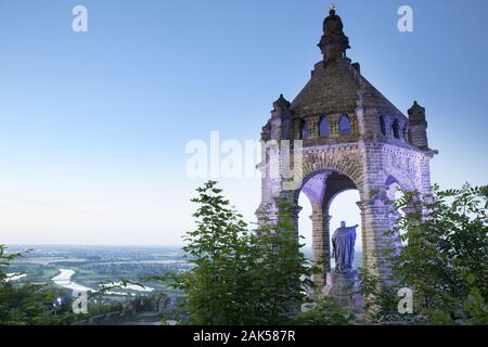 Porta Westfalica: Kaiser-Wilhelm-Denkmal an der Ostecke des Wiehengebirges, Weserbergland | usage worldwide Stock Photo