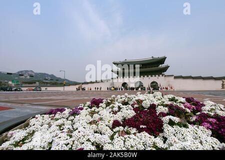 Gwanghwamun, Seoul, South Korea March 31st, 2018 Southern Entrance of the Gyeongbokgung Palace at Gwanghwamun Plaza. Stock Photo