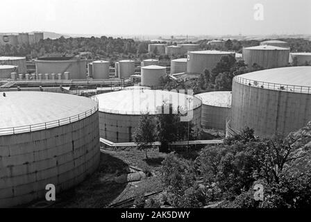 Lagertanks, Silos für Erdöl und Benzin in Schweden, 1969. Storage tanks, oil and gas silos in Sweden, 1969. Stock Photo