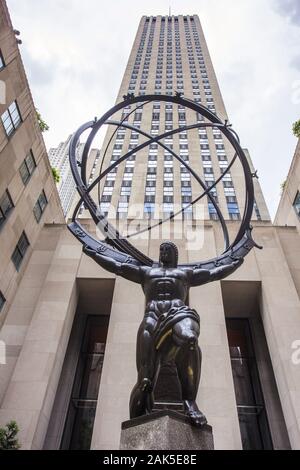 Stadtbezirk Manhattan: Bronzestatue 'Atlas' an der Fifth Avenue vor dem Rockefeller Center, New York | usage worldwide Stock Photo