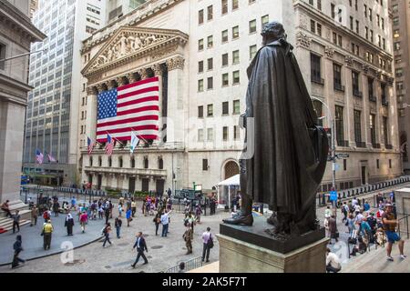 Stadtbezirk Manhattan/Downtown: Wall Street, Blick von der Federal Hall auf Bronzestatue von George Washington und die Boerse NYSE, New York | usage w Stock Photo