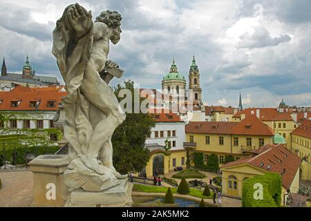 Barocke Gruenanlage unerhalt des Petrin-Huegel: Vrtba-Garten (Vrtbovska zahrada), Prag | usage worldwide Stock Photo