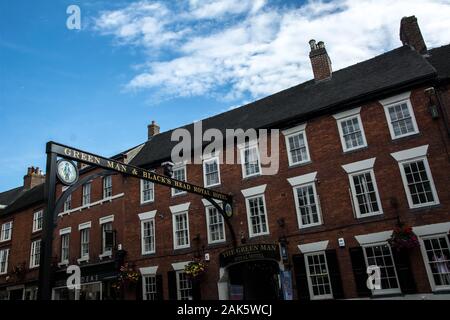 Exterior view of the Green Man & Black's Head Royal Hotel in Ashbourne and the grade II listed entrance sign Stock Photo