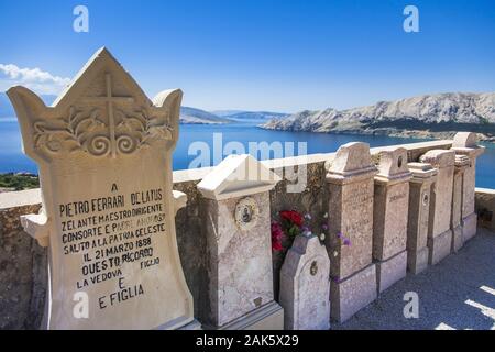 Insel Krk: Baska, Blick von der Friedhofskirche Hl. Johannes (Calva Sv. Ivana) an der Muendung des Flusses Vela rika, Istrien | usage worldwide Stock Photo