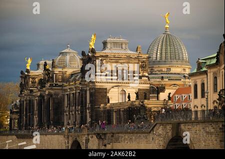 Dresden: Blick die auf die Bruehlsche Terrasse mit  Kunstakademie, Sachsen | usage worldwide Stock Photo