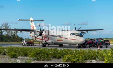 Air Tahiti with luggage van at the airport, Airport Motu Mute in Bora Bora, French Polynesia Stock Photo