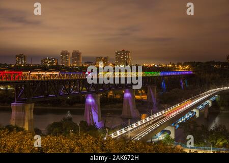 Alberta: Edmonton, High Level Bridge ueber den North Saskatchewan River, nachts beleuchtet in Gedenken an die Opfer von Orlando, Kanada Westen | usage Stock Photo