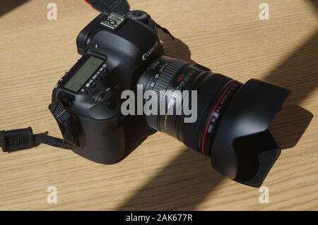 Canon EOS 5D Mark III digital single-lens reflex camera body kit with EF 24-105mm  F/4L IS II USM and official 5D3 shoulder strap Stock Photo - Alamy