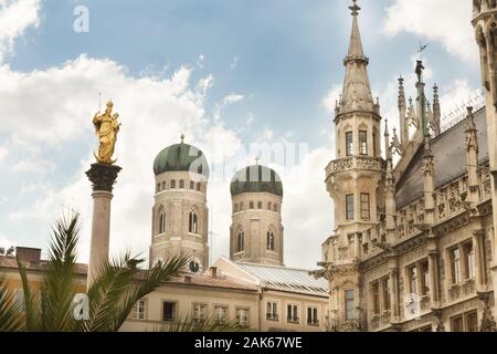 Stadtteil Altstadt-Lehel: Marienplatz mit Mariensaeule, Neuem Rathaus und Frauenkirche, Muenchen | usage worldwide Stock Photo