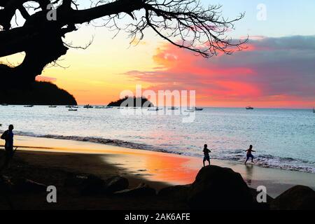 Provinz Guanacaste: Sonnenuntergang an der Playa Hermosa in der Papagayo Bay, Costa Rica | usage worldwide Stock Photo