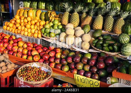 Provinz Alajuela: Orotina, Gemuese- und Fruechtestand am Highway, Costa ...