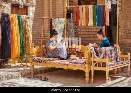 Manufacture of silk carpets in carpet weaving, Itchan-Kala, Khiva, Uzbekistan, Central Asia Stock Photo