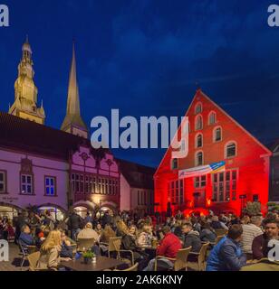 Lemgo: Marktplatz mit illuminiertem Rathaus (l.) und Ballhaus (r.), im Hintergrund die Tuerme der St.-Nicolai-Kirche, Teutoburger Wald | usage worldwi Stock Photo