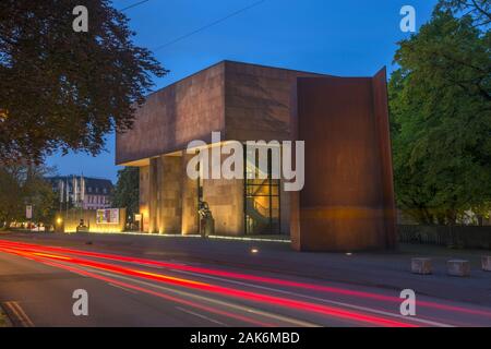 Bielefeld: Kunsthalle Bielefeld mit der Statue 'Der Denker' von Auguste Rodin und Stahl-Skulptur 'Axis' des US-Kuenstlers Richard Serra, Teutoburger W Stock Photo