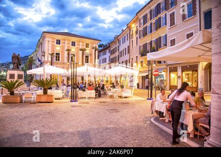 Lombardei/Salo: Abendstimmung auf der Piazza della Vittoria, Gardasee | usage worldwide Stock Photo