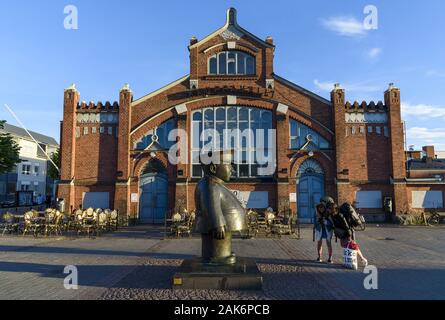Oulu: Marktplatz mit der Statue des Toripolliisi, Darstellung eines korpulenten Schutzpolizisten, Finnland | usage worldwide Stock Photo