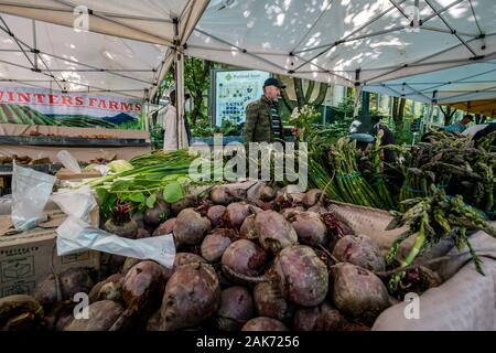 Portland Farmers Market - Shemanski Park.  is a popular lunch and shopping destination for downtown residents, office workers, tourists, and local che Stock Photo