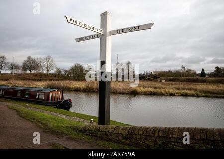 The Wolerhampton, Potteries and The Trent Wooden Hand Canal Sign. Parked Narrow Boat - Great Haywood Bridge Stafford  - NO 109 Stock Photo