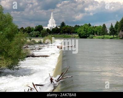 a weir on the snake river and the mormon temple in idaho falls Stock Photo