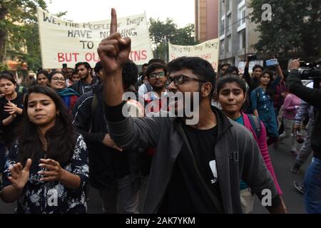 Kolkata, India. 07th Jan, 2020. A mass rally from College Square to Jorasanko Thakurbari, organised by general students from different institutions to protest against the rampant attacks on students - the brightest minds and the future of our country and on various educational institutions across the country including Jamia Millia Islamia, JNU, Aligarh University, Jadavpur University and several others, in an attempt to suppress the voices of protest and resistance against the Fascist BJP/RSS Government. (Photo by Sukhomoy Sen/ Pacific Press) Credit: Pacific Press Agency/Alamy Live News Stock Photo