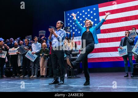 New York, USA,  7 January 2020.  US Senator and Presidential candidate Elizabeth Warren dances to cheering fans as Julian Castro, former secretary of Housing and Urban Development (HUD) applauds at the end of  a campaign rally at Brooklyn's Kings Theatre in New York.  Credit: Enrique Shore/Alamy Live News Stock Photo