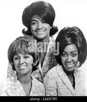 THE BLOSSOMS  Promotional photo of American girl group in 1966. From left: Darlene Love, Fanita James, Jean King Stock Photo