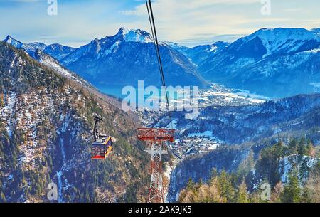 Enjoy the beauty of Salzkammergut and watch idyllic Alpine scenery from the cabin of Feuerkogel cable car, overlooking Traunsee lake and mountains of Stock Photo