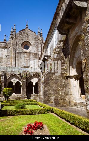 Tuy, Pontevedra province, Galicia, Spain : Cloisters of the  cathedral of Tui(11th–13th century) which merges  Romanesque and Gothic elements. Stock Photo