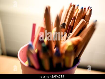 Berlin, Germany. 08th Jan, 2020. Coloured pencils in a cup are placed on a table in the School Psychological and Inclusion Education Counselling and Support Centre (Sibuz). In the centre, children are examined for spelling difficulties or arithmetic difficulties, pupils with challenging behaviour or talents and their parents receive help here. School psychologists can intervene in crisis situations at schools. Credit: Britta Pedersen/dpa-Zentralbild/ZB/dpa/17�Թ����� Live News Stock Photo