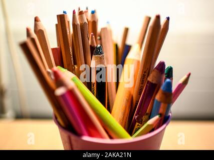 Berlin, Germany. 08th Jan, 2020. Coloured pencils in a cup are placed on a table in the School Psychological and Inclusion Education Counselling and Support Centre (Sibuz). In the centre, children are examined for spelling difficulties or arithmetic difficulties, pupils with challenging behaviour or talents and their parents receive help here. School psychologists can intervene in crisis situations at schools. Credit: Britta Pedersen/dpa-Zentralbild/ZB/dpa/17�Թ����� Live News Stock Photo