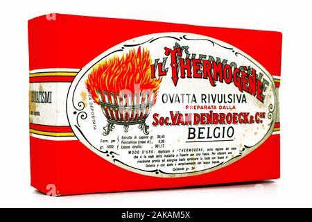 Vintage THERMOGENE medicated soft cotton wadding with capsicum (chilli sauce) for the relief of Rheumatic Pains, Bronchitis, Sore Throat, etc. Stock Photo