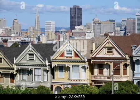 Painted Ladies, victorian row of houses on Alamo Square with downtown skyline in the background, San Francisco, California, USA Stock Photo