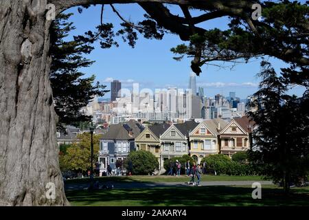 Painted Ladies, victorian row of houses on Alamo Square with downtown skyline in the background, San Francisco, California, USA Stock Photo