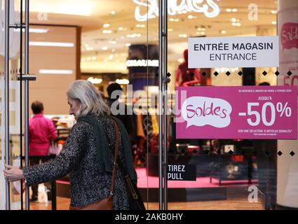 Paris, Jan. 8. 4th Feb, 2020. A woman enters a shop in Paris, France, Jan. 8, 2020. Winter sales in France kicked off on Wednesday and will last to Feb. 4, 2020. Credit: Gao Jing/Xinhua/Alamy Live News Stock Photo